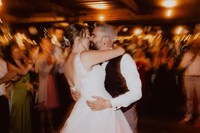 Hochzeitsfotograf Bayern Brautpaar tanzt glücklich auf ihrer Hochzeit Dokumentarische Editorial Hochzeitsfotografie