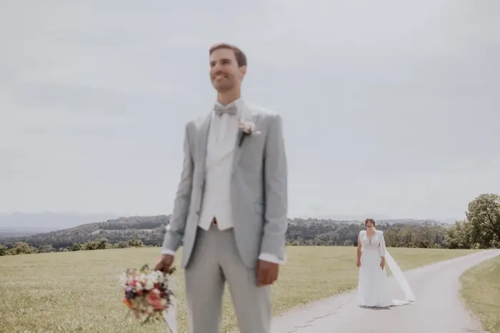 Hochzeitsfotograf Bayern Hochzeitsfotoshooting auf einer Landstraße mit Brautpaar in festlicher Kleidung Dokumentarische Editorial Hochzeitsfotografie