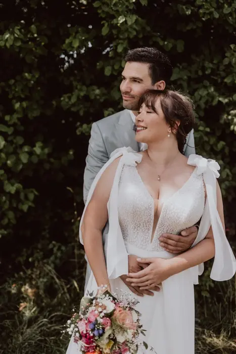 Hochzeitsfotograf Bayern Brautpaar im Freien schaut in die Ferne an ihrem Hochzeitstag Dokumentarische Editorial Hochzeitsfotografie