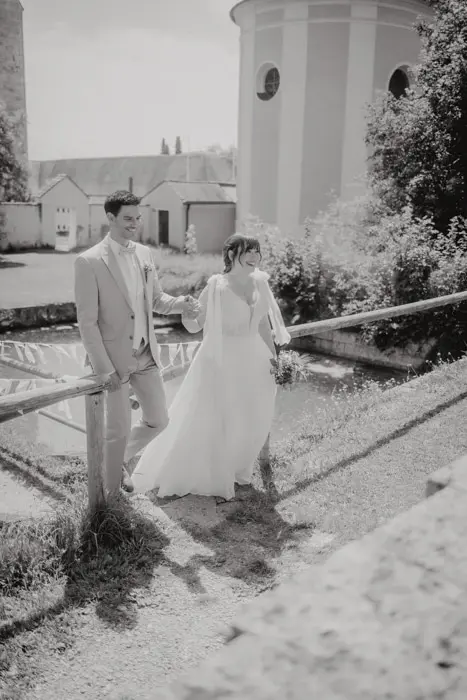 Hochzeitsfotograf Bayern Hochzeitspaar in ländlicher Umgebung, schwarz-weiß Foto Dokumentarische Editorial Hochzeitsfotografie