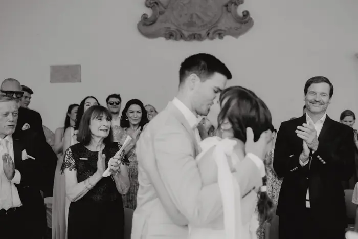 Hochzeitsfotograf Bayern Hochzeitstanz eines Paares umgeben von applaudierenden Gästen Dokumentarische Editorial Hochzeitsfotografie