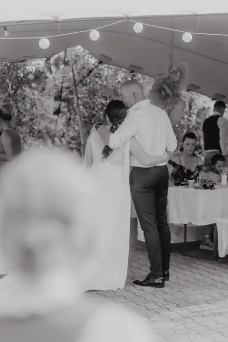 Hochzeitsfotograf Bayern Schwarz-weiß Foto von Hochzeitspaar unter Baldachin Dokumentarische Editorial Hochzeitsfotografie