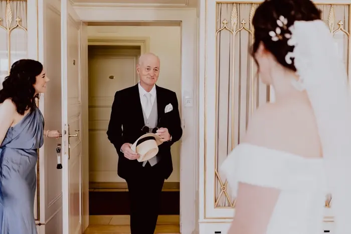 Hochzeitsfotograf Bayern Vater sieht seine Tochter im Brautkleid zum ersten Mal Dokumentarische Editorial Hochzeitsfotografie