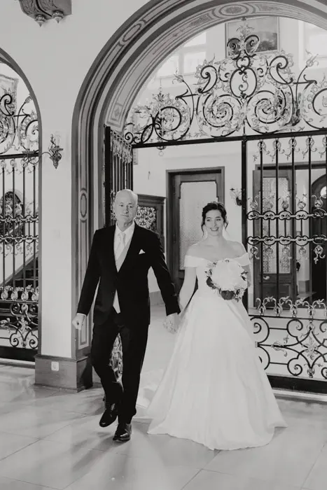 Hochzeitsfotograf Bayern Brautpaar bei ihrer Hochzeit in eleganter, klassischer Umgebung Dokumentarische Editorial Hochzeitsfotografie