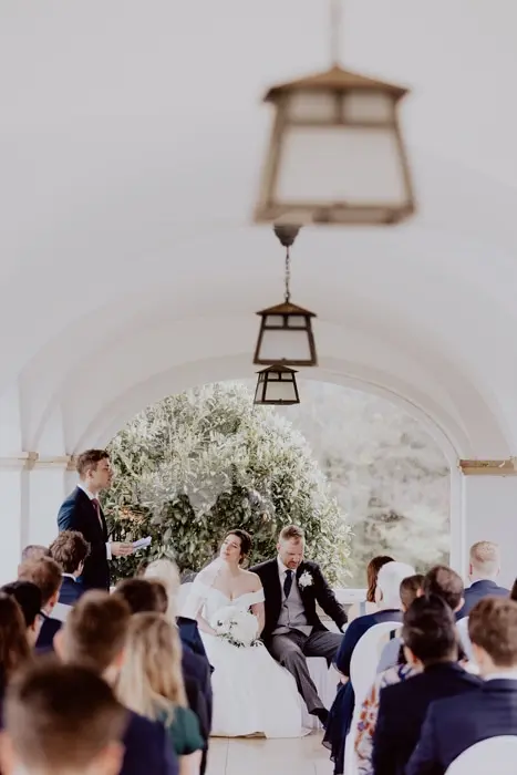 Hochzeitsfotograf Bayern Paar bei einer Hochzeit mit Gästen in eleganter Umgebung Dokumentarische Editorial Hochzeitsfotografie