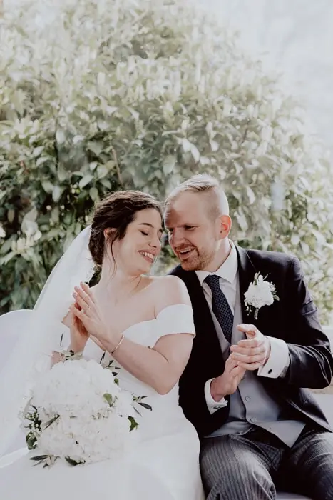 Hochzeitsfotograf Bayern Glückliches Brautpaar bei der Hochzeit in einem Garten Dokumentarische Editorial Hochzeitsfotografie