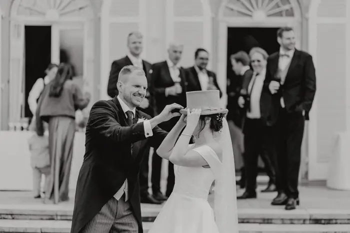 Hochzeitsfotograf Bayern Frisch verheiratetes Paar tanzt und lacht bei der Hochzeit Dokumentarische Editorial Hochzeitsfotografie