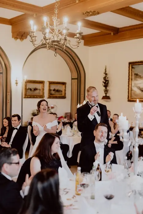 Hochzeitsfotograf Bayern Elegante Hochzeitsfeier in einem luxuriösen Festsaal mit Gästen Dokumentarische Editorial Hochzeitsfotografie