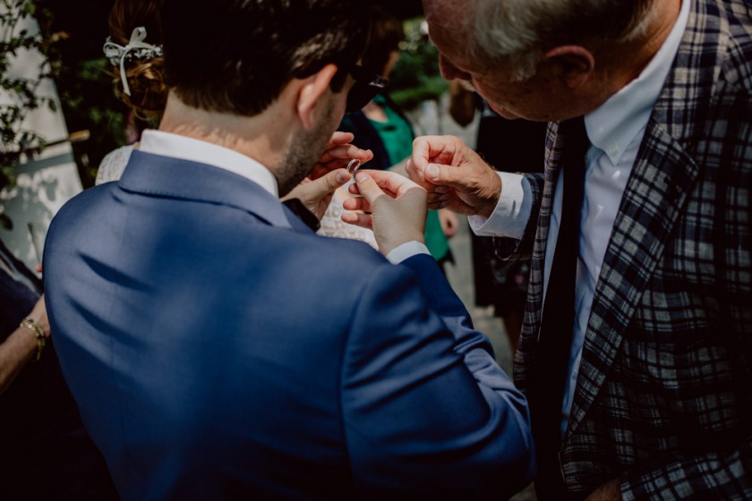 Bräutigam zeigt einem Gast seinen Ring der der Hochzeitsfeier im Fischer in Inning am Ammersee