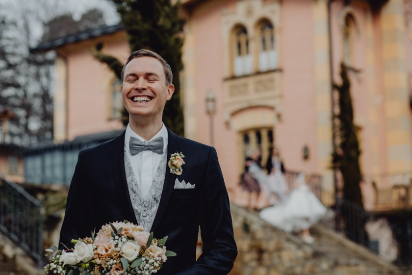 Bräutigam lacht beim First Look auf der Hochzeit in der La Villa am Starnberger See