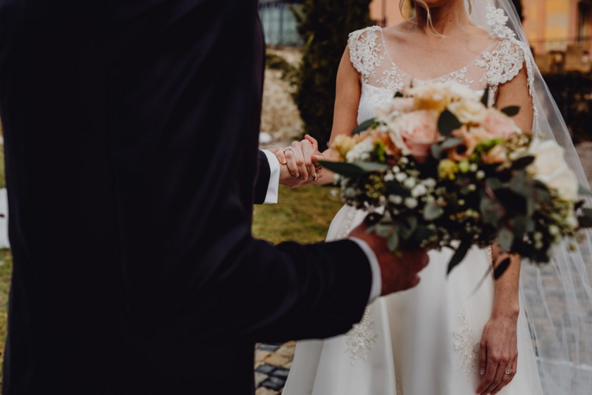 Brautpaar hält Hände auf der Hochzeit in der La Villa am Starnberger See