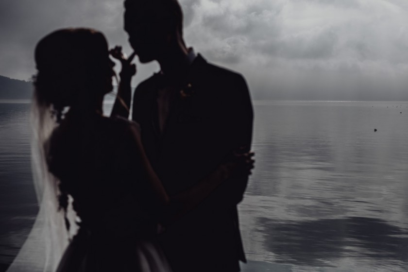 Silhouette eines Brautpaares vor Starnberger See bei der La Villa