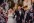 Gäste empfangen Brautpaar mit einem Spalier auf der Tischdekoration mit vielen Lichtern auf der Hochzeit in der La Villa am Starnberger See