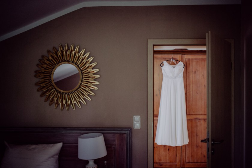Brautkleid hängt an einem Schrank