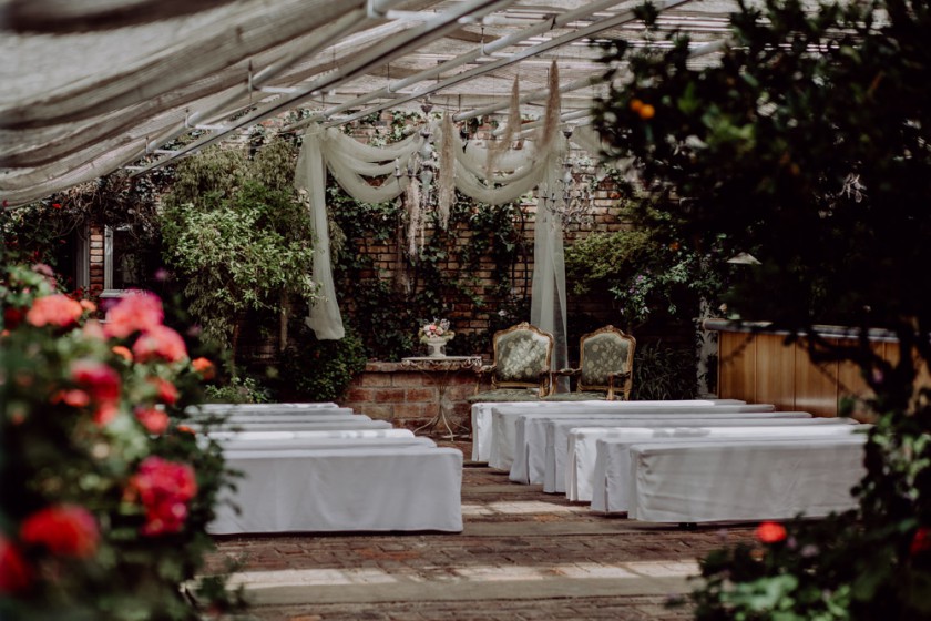 Einblick in eine Hochzeitsreportage in der alten Gärtnerei in Taufkirchen mit Hochzeitsdeko, fotografiert von Chris Hartlmaier Fotodesign, Hochzeitsfotos, Hochzeitsfotograf