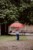 Ein Kind steht mit einem Regenschirm auf Gut Georgenberg