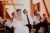 Hochzeitsfoto einer Hochzeit auf Gut Georgenberg in schwarz weiß. Brautpaar lacht zusammen auf der Party