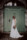 Braut steht bei dem Fotoshooting vor einer grünen Tür