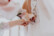 Hochzeitsfotograf Ammersee, Hände knüpfen das Brautkleid von hinten zu