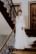 Braut steht zum Fotoshooting im Treppenhaus