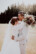 Braut und Bräutigam umarmen sich beim Fotoshooting