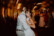 Braut und Bräutigam tanzen Walzer auf der Hochzeit in der Mühle in Holzham