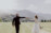 Hochzeitsfotograf Ammersee, Brautpaar hält Hände vor Bergkulisse auf der auf der Hochzeit auf Gut Kaltenbrunn Tegernsee