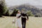 Brautpaar geht über eine Wiese auf der Hochzeit auf Gut Kaltenbrunn Tegernsee