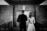 Brautpaar steht vor dem Eingang des Trausaals