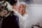 Braut umarmt Bräutigam auf der Hochzeit am Tegernsee