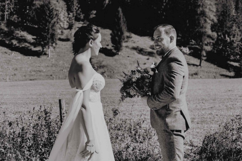 Schwarz Weiß Foto von Brautpaar während dem First Look in Bayrischzell.