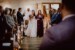 Braut kommt mit Brautmutter in den Trausaal des Hasenörl-Hofs. Rechts und links stehen Hochzeitsgäste.