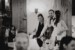 Braut und Bräutigam stehen zusammen im Hasenörl-hof. Schwarz Weiß Foto.