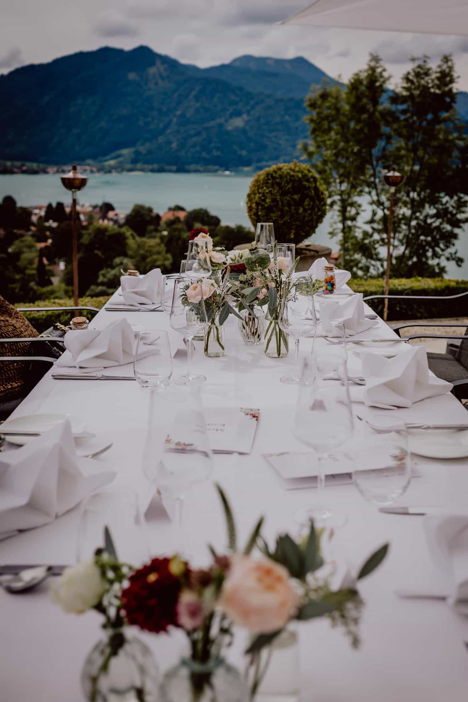Dekorierter Hochzeitstisch im Das Tegernsee mit Blick auf den See