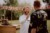 Bräutigam begrüßt Hochzeitsgast per Handschlag und lacht
