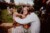 Fotograf Boho Hochzeit Bayern - ein Hochzeitsgast gratuliert dem Brautpaar. Sie umarmen sich