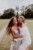 Fotograf Boho Hochzeit Bayern - Braut und Bräutigam umarmen sich beim Fotoshooting und lachen
