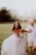 Fotograf Boho Hochzeit Bayern - Braut und Bräutigam stehen auf einer Wiese und lachen