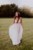Fotograf Boho Hochzeit Bayern - Braut lässt beim Fotoshooting ihr Kleid schwingen und lacht