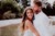 Fotograf Boho Hochzeit Bayern - Braut und Bräutigam umarmen sich beim Fotoshooting