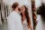 Fotograf Boho Hochzeit Bayern - Braut und Bräutigam stehen vor einem Weiher, lachen und umarmen sich. Konfetti fliegt um sie herum