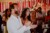 Fotograf Boho Hochzeit Bayern - Braut und Bräutigam klatschen und lachen zusammen während der Party