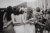 Fotograf Boho Hochzeit Bayern Hochzeitsgäste stehen Arm in Arm bei der Party - Schwarz Weiß Bild