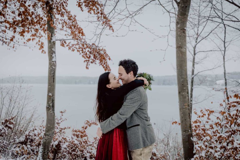 Paar steht sich in winterlicher Landschaft gegenüber. Foto entstanden während des Paarshootings