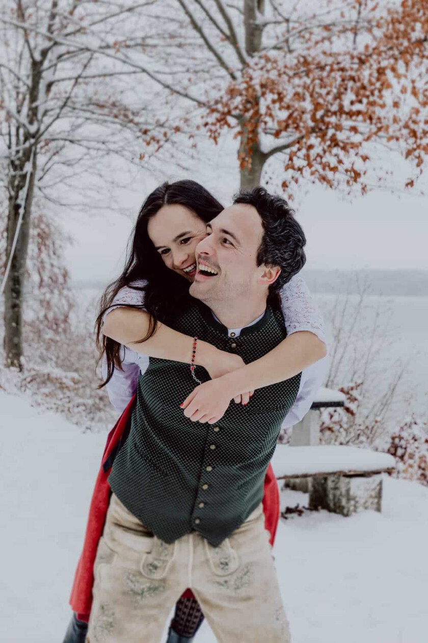 Paar nimmt sich Huckepack beim Paarshooting