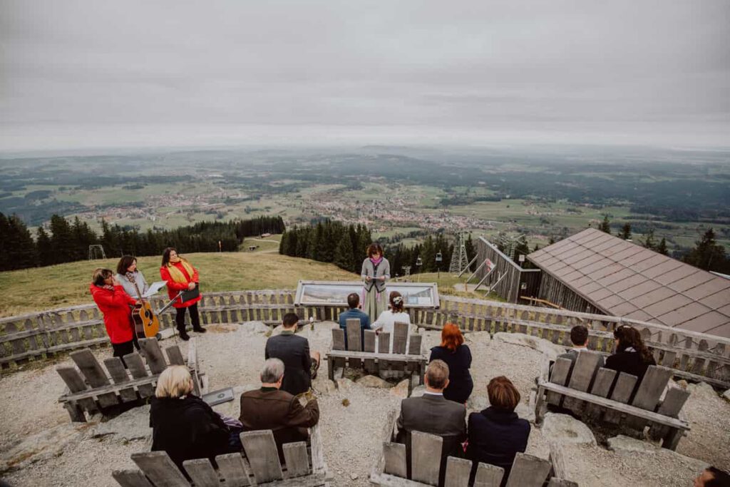 Panoramafoto auf dem Hörnle während einer standesamtlichen Trauung. Im Hintergrund sieht man viel Landschaft und einen bewölkten Himmel.