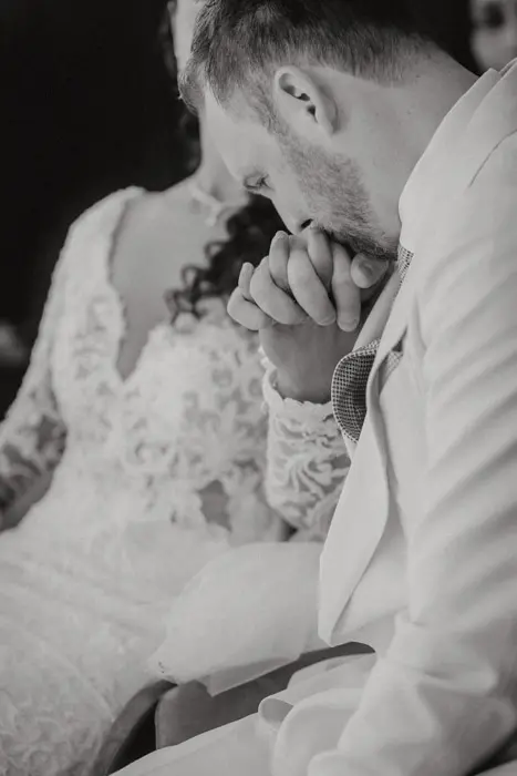 Hochzeitsfotograf Bayern Schwarzweißbild eines romantischen Hochzeitspaares Dokumentarische Editorial Hochzeitsfotografie