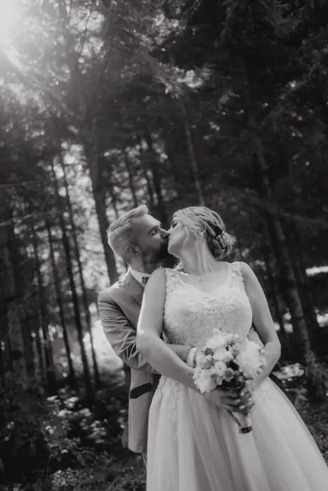Hochzeitsfotograf Bayern Romantisches Hochzeitspaar im Wald, Schwarzweiß-Foto Dokumentarische Editorial Hochzeitsfotografie