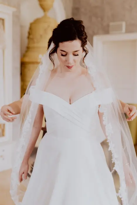 Hochzeitsfotograf Bayern Brautkleid-Anprobe, Frau mit Schleier Dokumentarische Editorial Hochzeitsfotografie