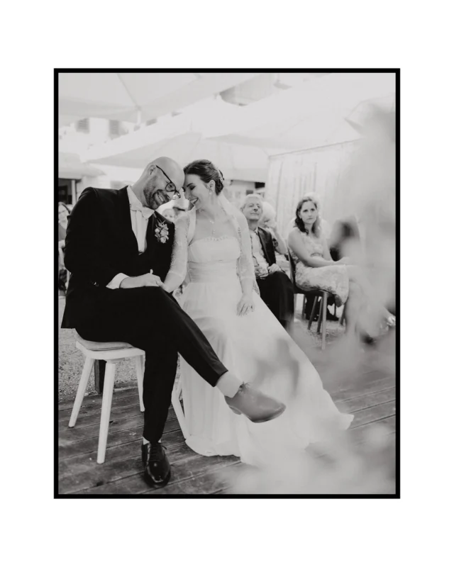 München meets the world 🌎 Aus allen Teilen der Welt kamen Familie und Freunde zur traumhaften Hochzeit von Bianka & Alex im Gasthof Hinterbrühl . Bin sehr dankbar, dass ich diese Hochzeit von zwei ganz herzlichen Menschen mit der Kamera begleiten durfte! Hat super Spaß gemacht und den vorbeifahrenden Flößern hat’s bestimmt auch gefallen ;) Hier ein ganz kleiner Sneak Peak aus der Hochzeitsreportage.
.
www.ch-hochzeiten.de
.
@gasthofhinterbruhlamsee  #hochzeitinmünchen #gasthofhinterbrühl #hochzeitsfotografiemünchen #hochzeitsfotografmünchen #hochzeitsfotografbayern #fotografhochzeit #chrishartlmaier #realwedding